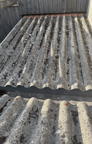 Rénovation de toiture avec désamiantage à proximité de Sautron avant