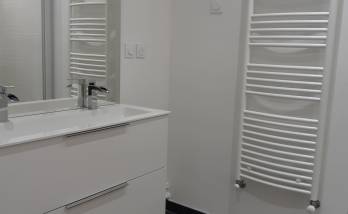 Rénovation de salle de bain avec meuble vasque et radiateur sèche-serviettes - Montluel 01120