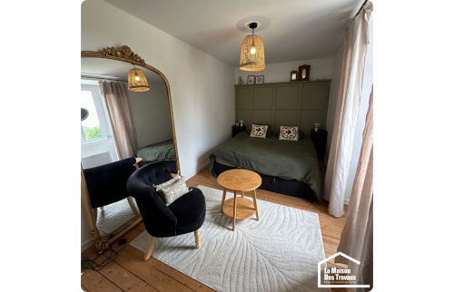 Chambre chaleureuse et lumineuse