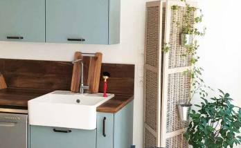 La cuisine bleue du couple après la rénovation 