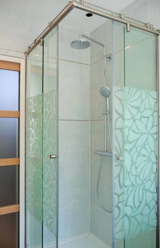 Rénovation d'une salle de bains d'invités  (Lyon Vaise) : Douche Grand Format et Meuble Vasque à tiroir blanc laqués