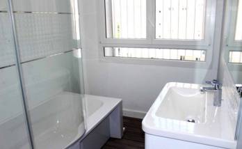 Salle de bain fonctionnelle et lumineuse - Cabriès (13480)