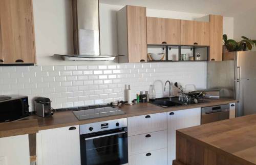 Cuisine rénovée alliance du bois et du blanc