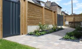 Aménagement de jardin paysager avec allées en pierre de Bourgogne et changement de portail à Vauréal (95490)- 