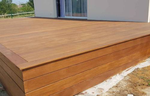 Terrasse en bois exotique Près de Saintes