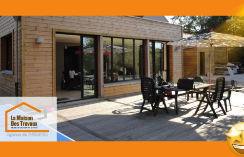 Agrandissement bois à Tréguennec : extension moderne avec terrasse spacieuse réalisée par La Maison Des Travaux Quimper.