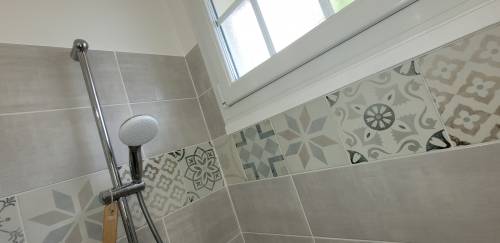 Détail faïence et colonne de douche