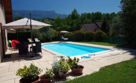 Piscine avec terrasse en pierre