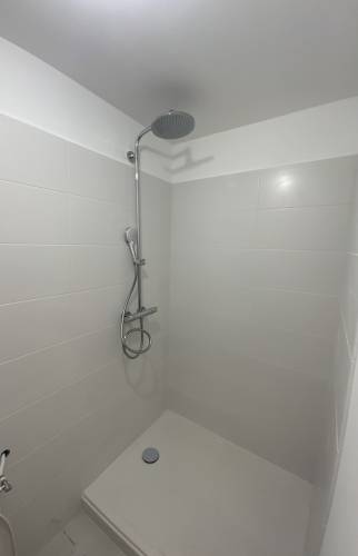 Douche dans garage aménagé La Maison Des Travaux Alès