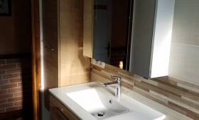 Pose d'un meuble vasque effet bois