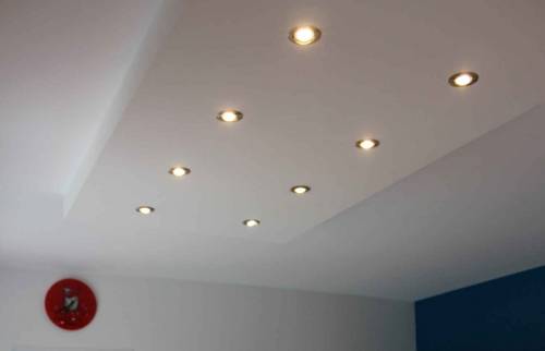 Un faux plafond avec spots encastrés