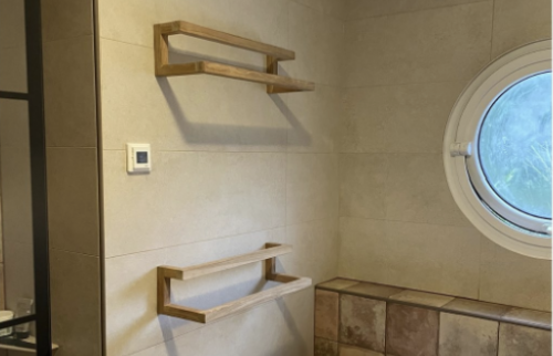 Patères sur murs chauffants