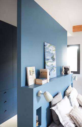 Un dressing élégant sur mesure caché derrière la tête de lit - Grosrouvre