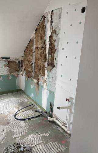 Dépose de l'ancienne salle de bain pour une nouvelle disposition 