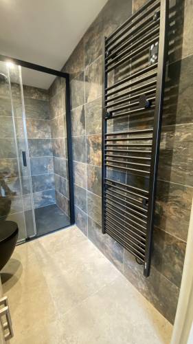 Rénovation de salle de bain avec radiateur sèche-serviettes - Saint Nicolas de la Grave 82210