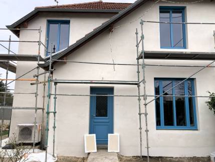La Tour de Salvagny (69890) : travaux en cours avant l'application de la couche de finition sur la façade