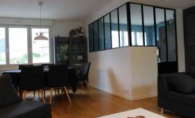 Sol en PVC imitation parquet.