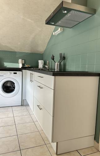 Cuisine rénovée dans un appartement locatif à Vern-sur-Seiche par La Maison Des Travaux Bruz