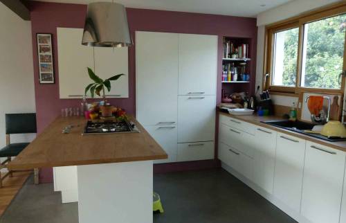 Plateau de travail séparant la cuisine et la pièce de vie