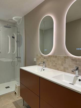 Miroirs connectés et rétroéclairés dans une salle de bain rénovée - Cholet 49300