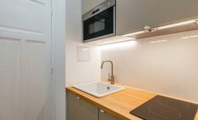 Plan de travail en bois dans une cuisine de studio à Paris 16e