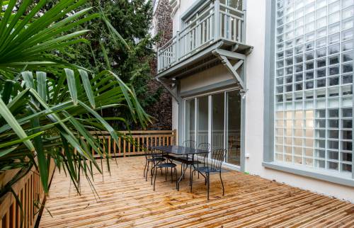 Nouvelle terrasse accueillante et fonctionnelle.