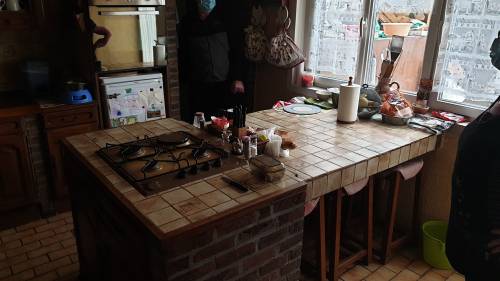Ancienne cuisine avec plan de travail en briques et faïence - Arras 62