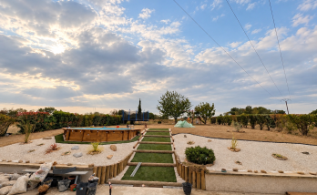 Vue générale de l'aménagement extérieur avec piscine, gravier et cheminements à Saint-Cassien