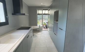Fin des travaux tranformation chambre en cuisine moderne avec ouvertures sur jardin