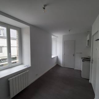 Second studio avec menuiseries PVC double vitrage, isolation des murs et plafonds électricité et plomberie neuves