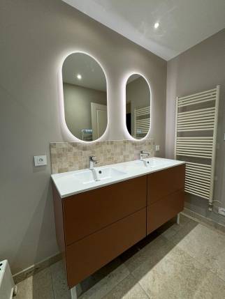 Meuble vasque fonctionnel dans une salle de bain rénovée - Cholet 49300