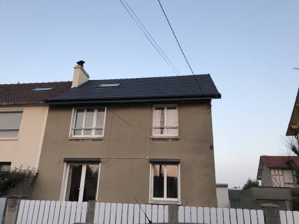 Maison après rénovation de la toiture et avant ravalement (Lion-sur-Mer 14780)