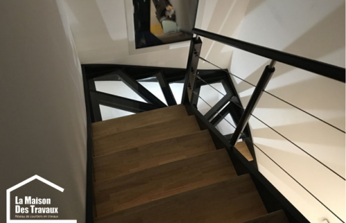 Pose des marches en bois de chêne traitées sur l'escalier