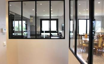 Entrée espace verrière sur mesure avec blocs de motorisation des intérieurs/extérieurs de la maison -  Boissy-L'Aillerie (95650) - 