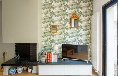 Papier peint à motifs de feuilles vertes dans un salon parisien