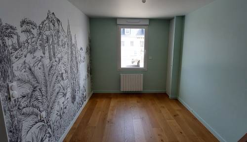 Pose des sols en parquet contre-collé haut de gamme, ratissage et mise en peinture des murs, pose du radiateur électrique