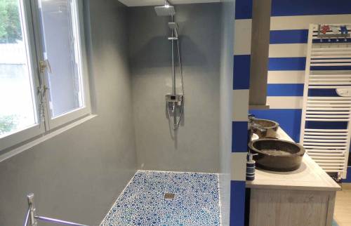 Douche à l'italienne en béton ciré à Jonzac