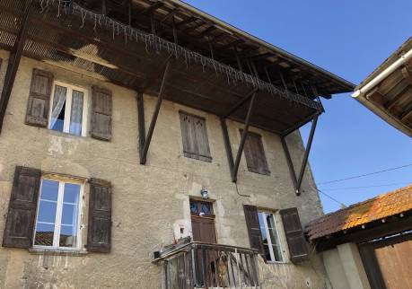 maison avant travaux : L'enduit gris recouvrent les pierres