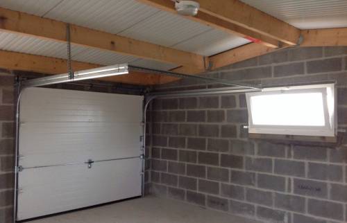 Intérieur du garage avec la porte automatique