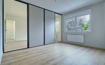 Une belle chambre rénovée dans des tons clairs