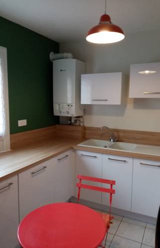 Cuisine rénovée avec petite table 