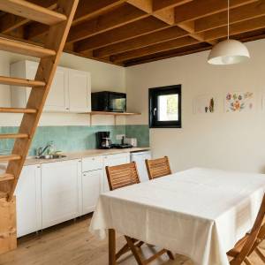 Salle à manger et cuisine d'une maison bioclimatique - Guillaume Charpentier 