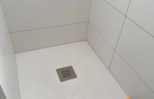 Receveur de douche prêt et pose de carreaux de ciment – salle d’eau à Saint-Brieuc