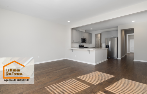 Transformation réussie à Plomeur ! Cuisine ouverte et parquet moderne pour un intérieur chaleureux. Réalisation La Maison Des Travaux Quimper.