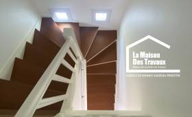 Escalier en bois rénové avec garde-corps blanc dans le cadre d’une rénovation globale à Damgan