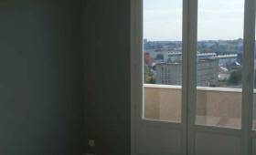 Pièce de vie - Appartement rénové mis à neuf avec carrelage impression parquet à Nantes (44)