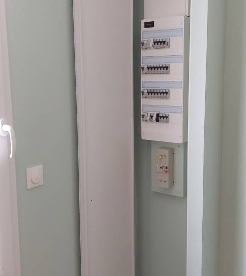 Tableau électrique neuf dans un placard sur mesure suite aménagement d'un garage en chambre à Trégueux