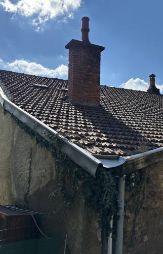 Rénovation de toiture à Onet le Château : tuiles cassées et pleines de mousses
