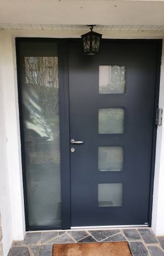 Porte d'entrée (après) : Nouvelle porte d'entrée installée pour renforcer l'efficacité énergétique
