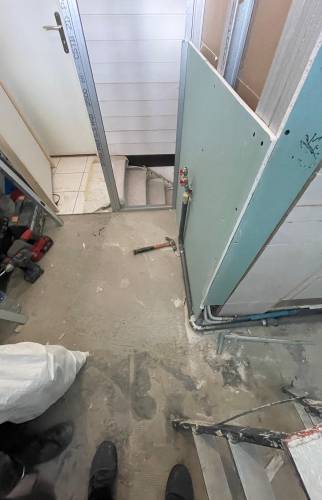 Agrandissement de la salle de bain sur le vide de la cage d'escalier 